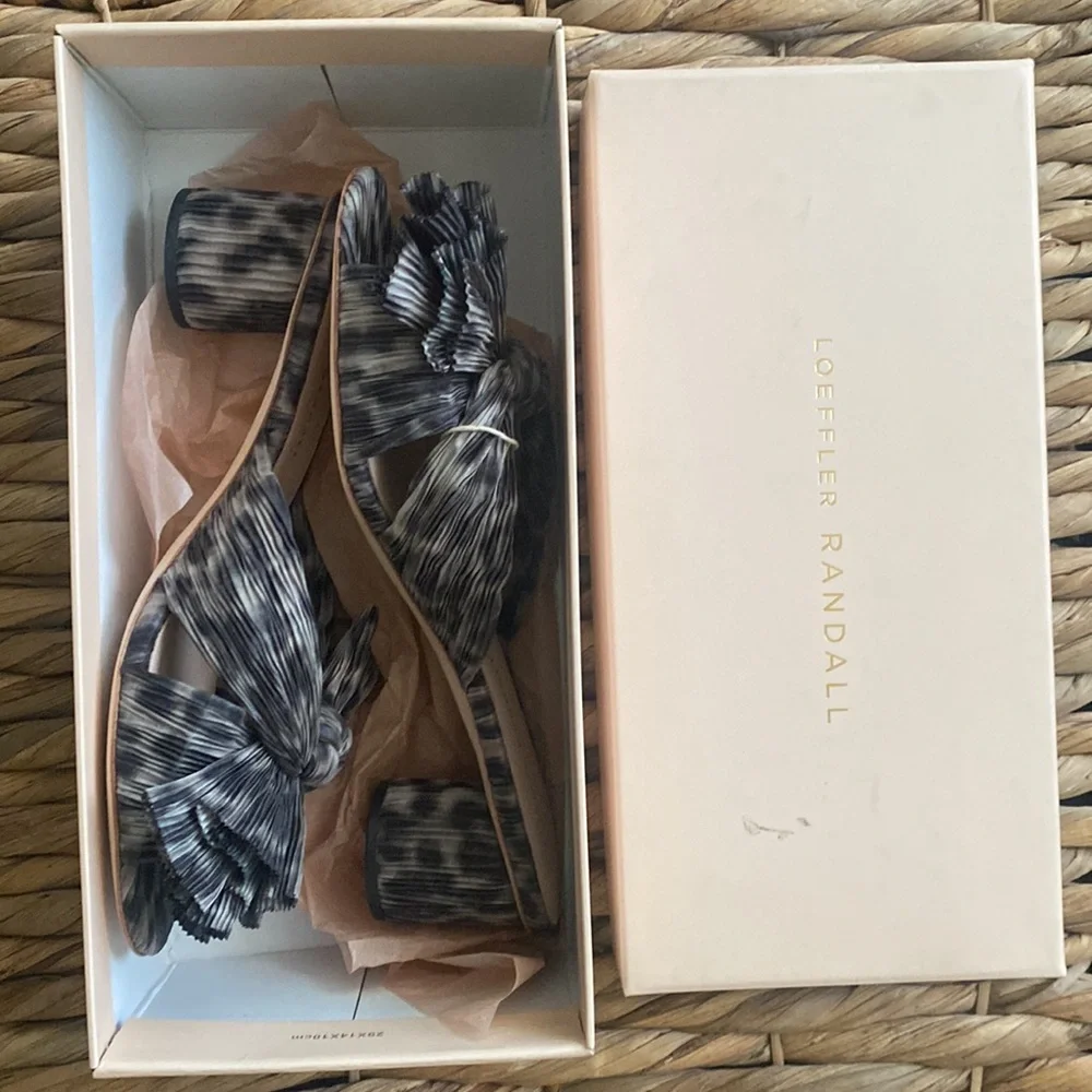 Only tired on once brand new Loeffler Randall open to sandals with cutest bow - Picture 3 of 12